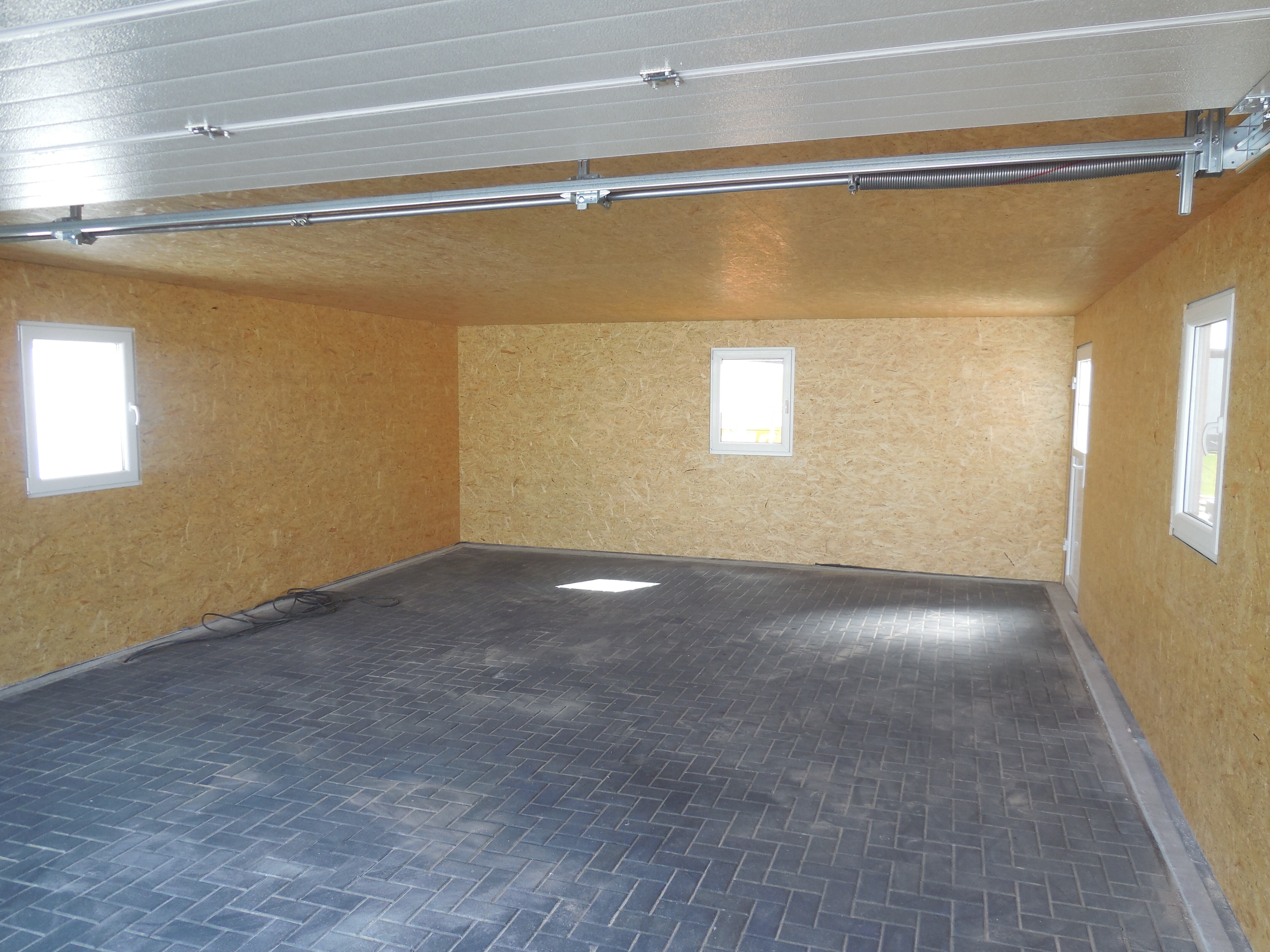 Garage in Holzständerbauweise mit Dämmung und Innenausbau.