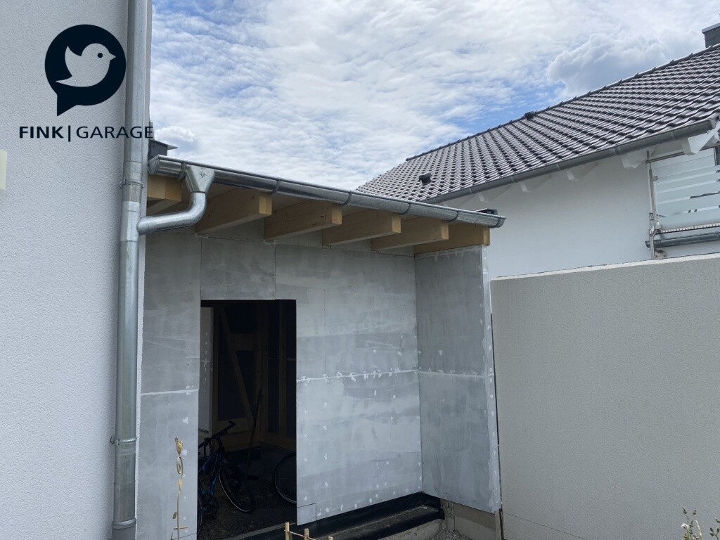 Carport mit Abstellraum und Dachüberstand