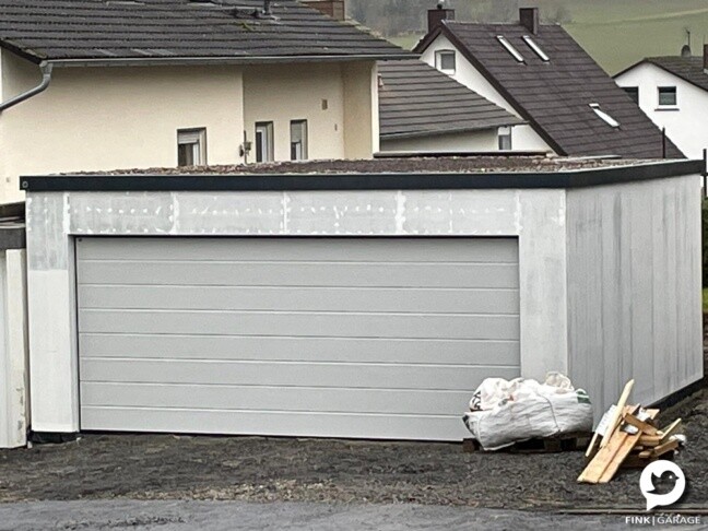 Fink Fertiggarage - L-Form Garage mit Dachbegrünung Frontansicht mit Sektionaltor