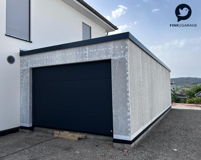 Fink Garage Holzständerbauweise - Attika in anthrazit - Wandanschlussblech zum Haus